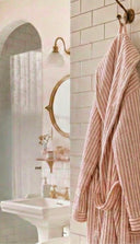 <p><em>Çizgili Bornoz</em></p><p>YENİDEN STOKTA</p>